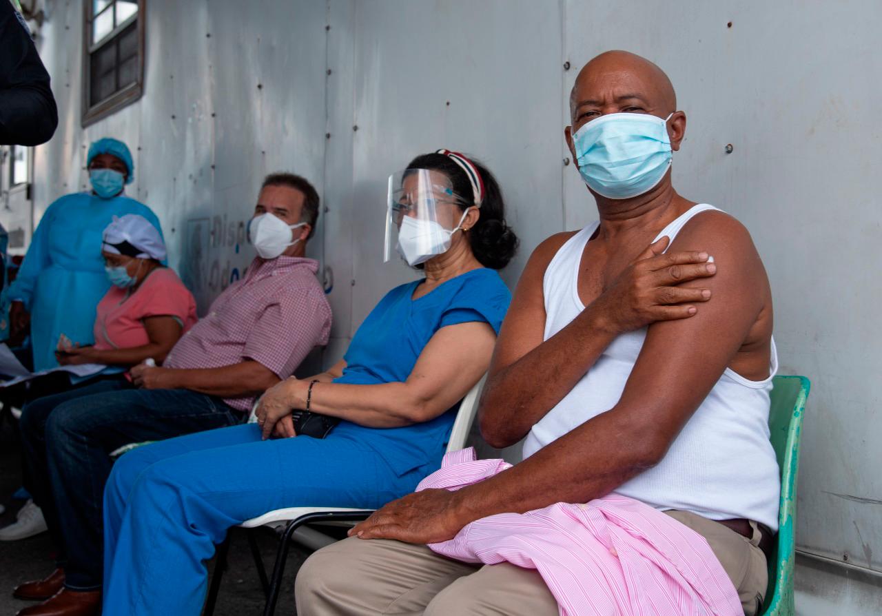 Personal de salud del hospital Félix María Goico esperan los 30 minutos reglamentarios tras la aplicación de la vacuna.