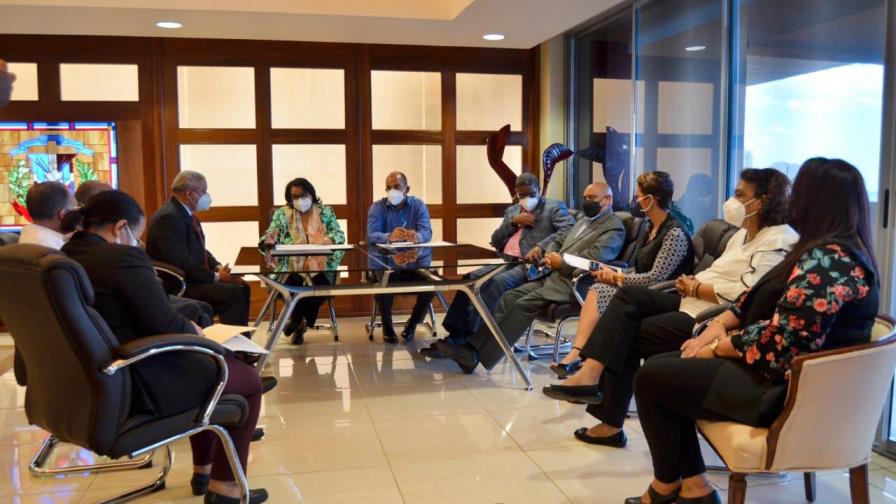 UASD aprueba aumento al salario de docentes, empleados administrativos y jubilados