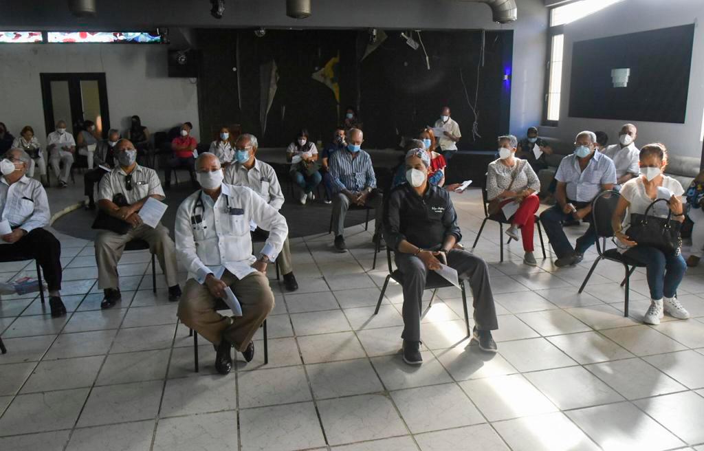 Galenos esperan su turno para ser inoculados contra el COVID-19.