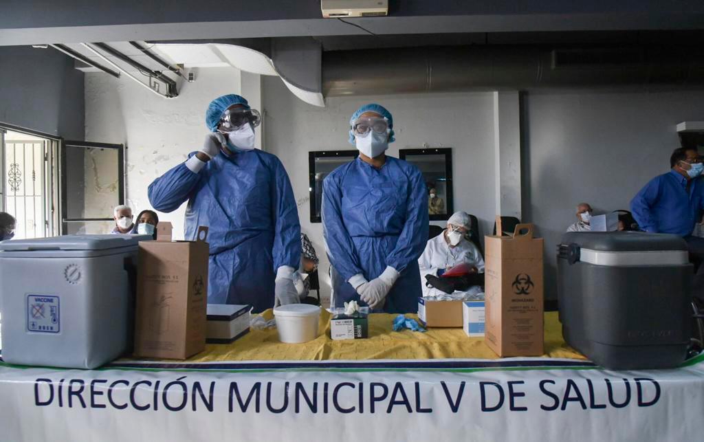 Los encargados de vacunar a los galenos pertenecen al Área V de Salud.