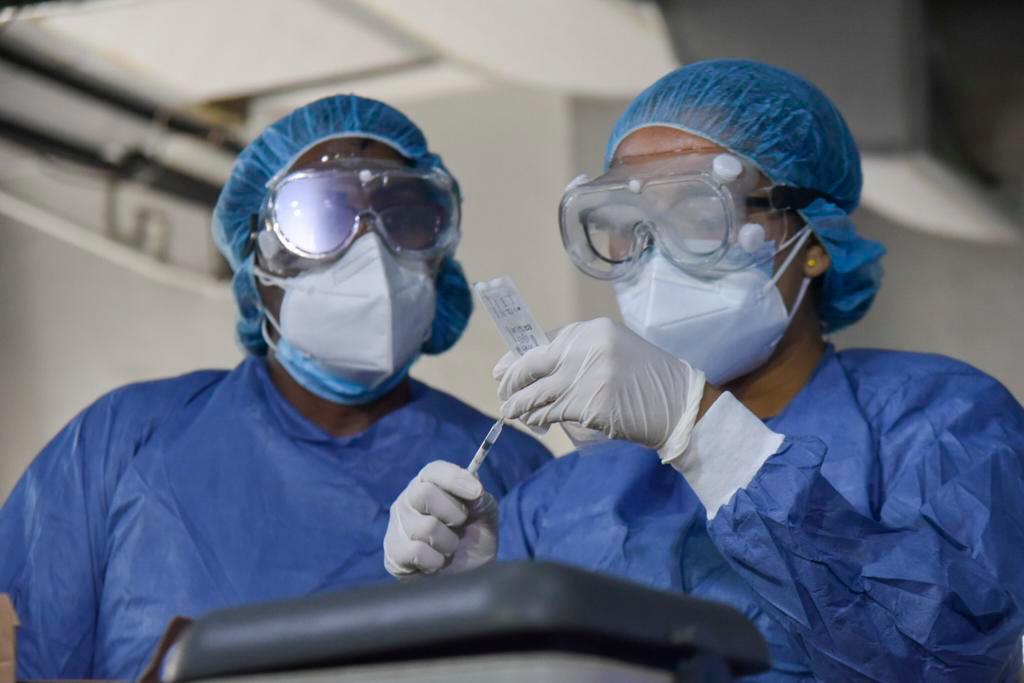 Personal médico se prepara para la inoculación.