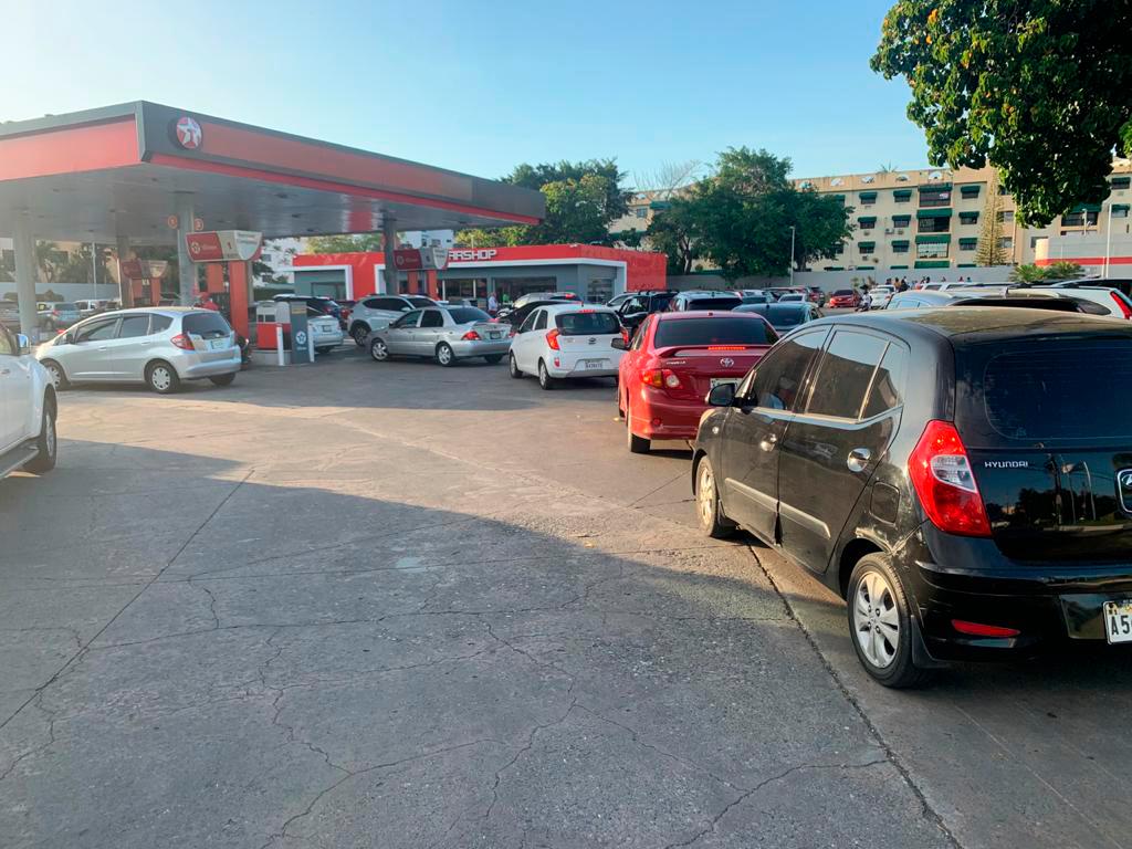 Filas de vehículos en una bomba de combustible en la avenida Independencia.