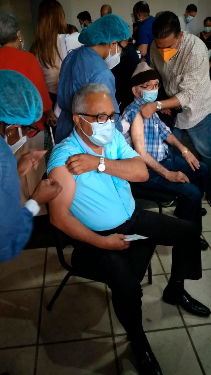 Exministro de Salud Rafael Sánchez recibe primera dosis de vacuna contra COVID-19