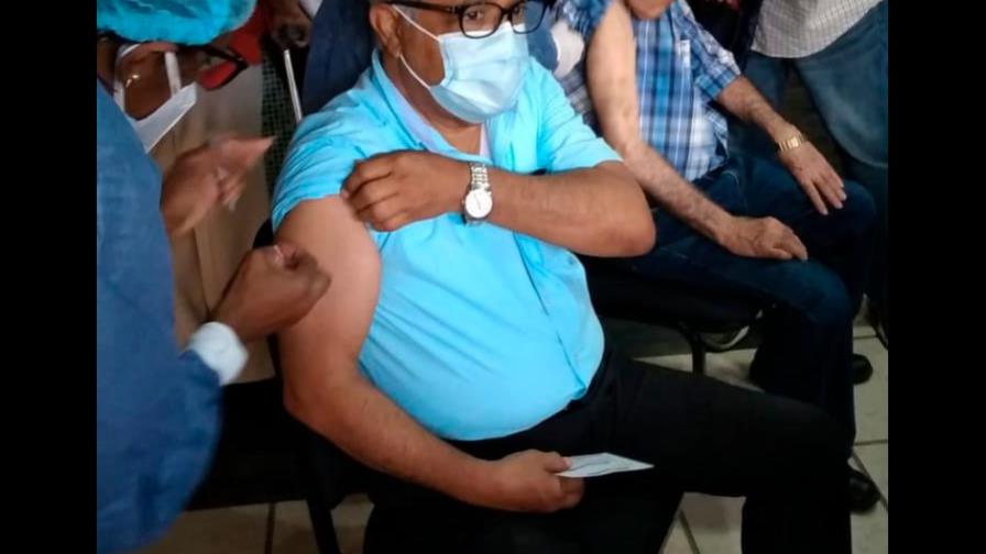 Exministro de Salud Rafael Sánchez recibe primera dosis de vacuna contra COVID-19 Exministro de Salud Rafael Sánchez recibe primera dosis de vacuna contra COVID-19