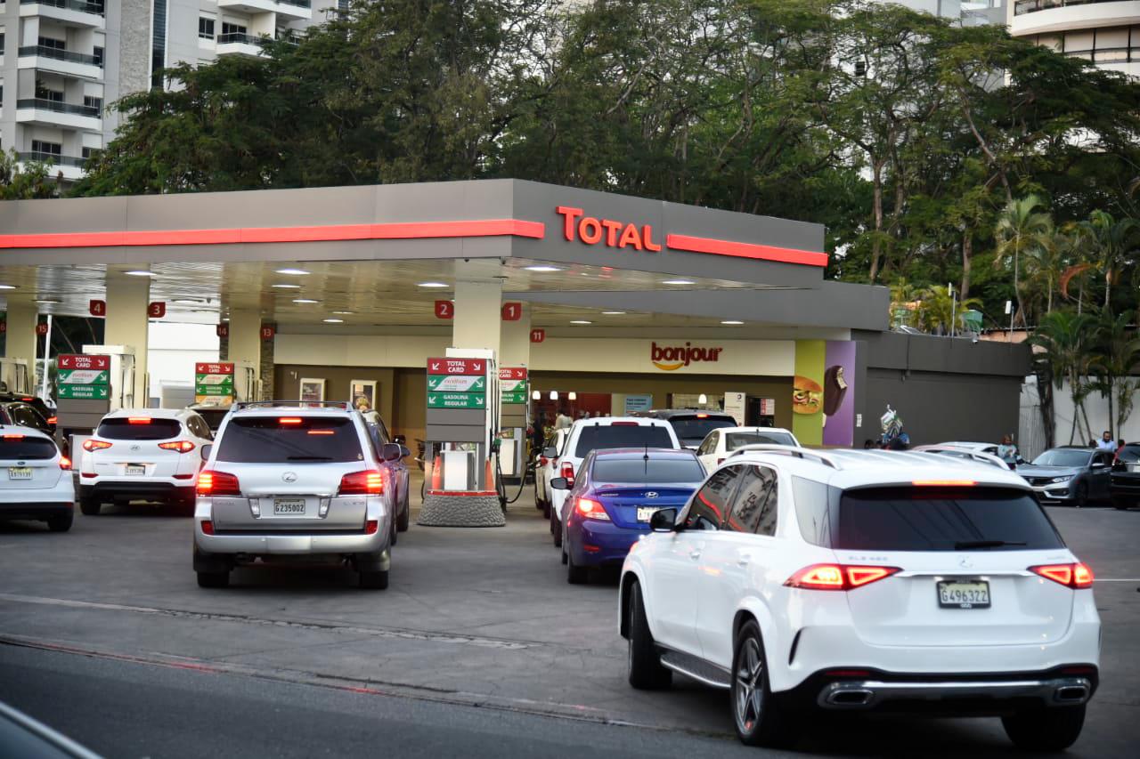 Más vehículos entrando a una estación de combustible.