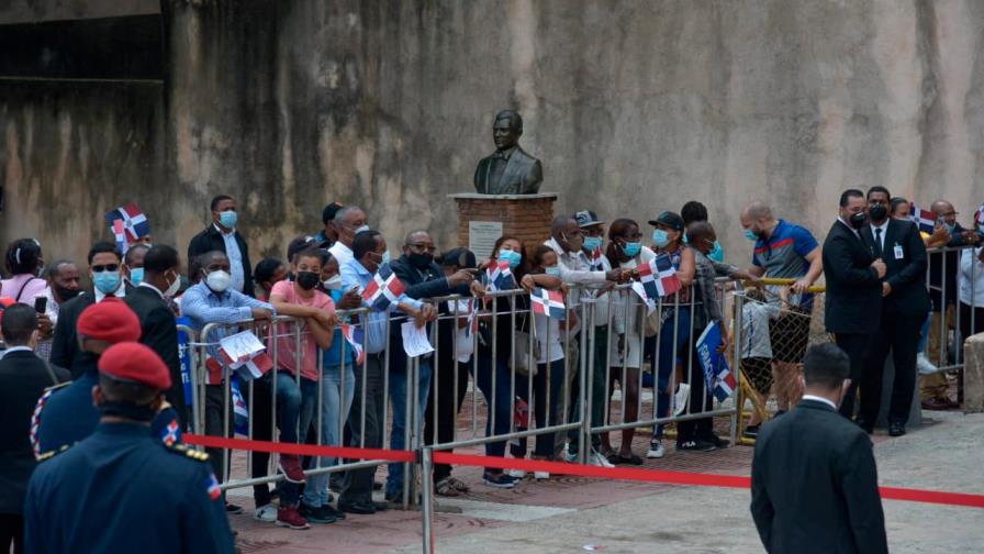 Personas esperan la llegada del presidente al Altar de la Patria