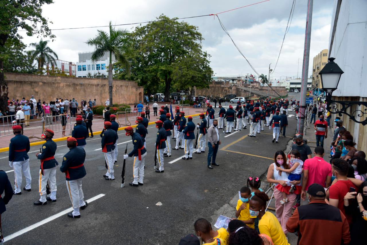 Los manifestantes tienen parcartas.
