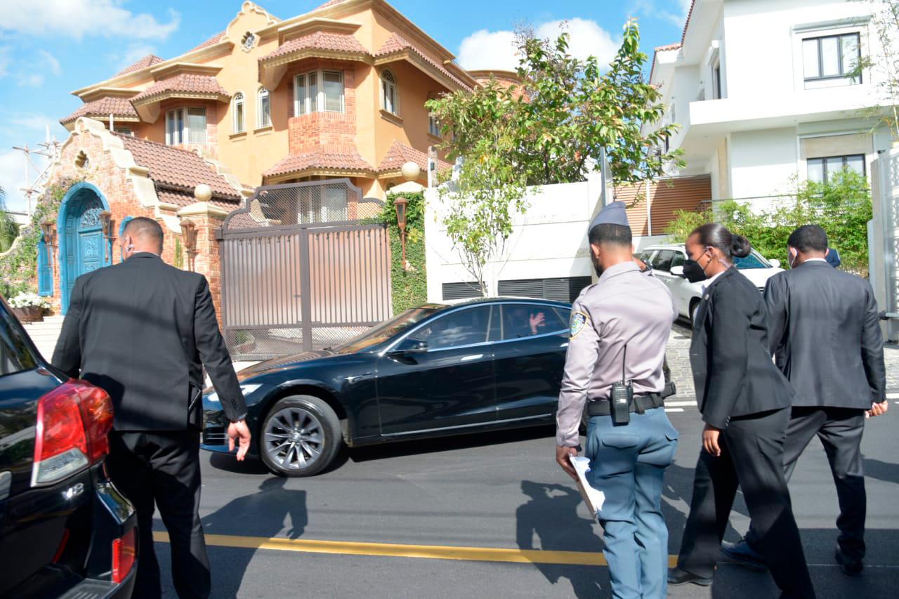 El presidente Luis Abinader salud desde su vehículo Tesla al salir de su vivienda al Congreso Nacional.
