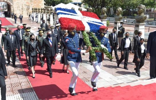 Presidente Luis Abinader deposita ofrenda floral en el Altar de la Patria