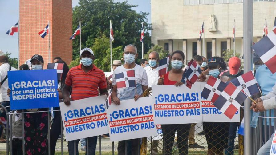 En vivo | Manifestantes a favor de Luis Abinader