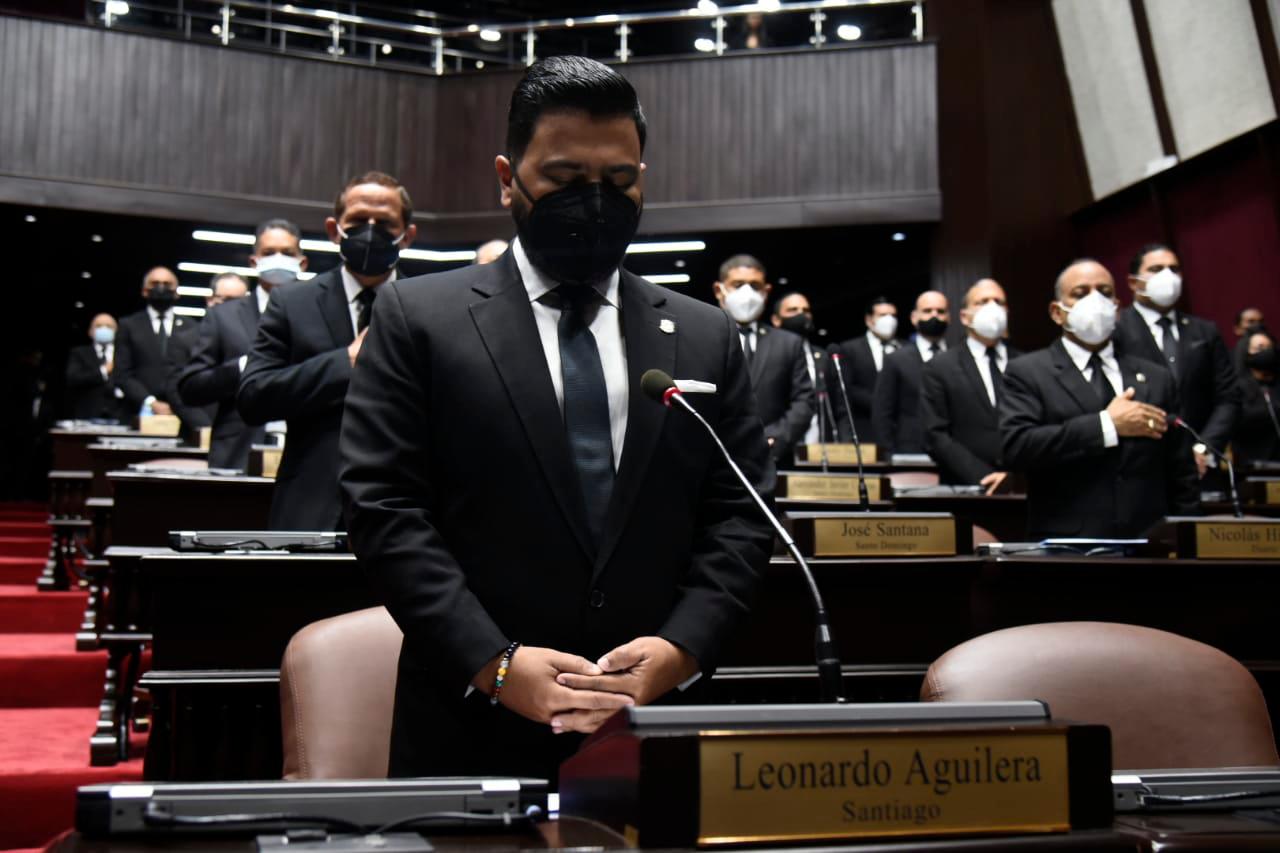 Diputados escuchan el himno nacional antes de dejar iniciada la primera legislatura de este año.