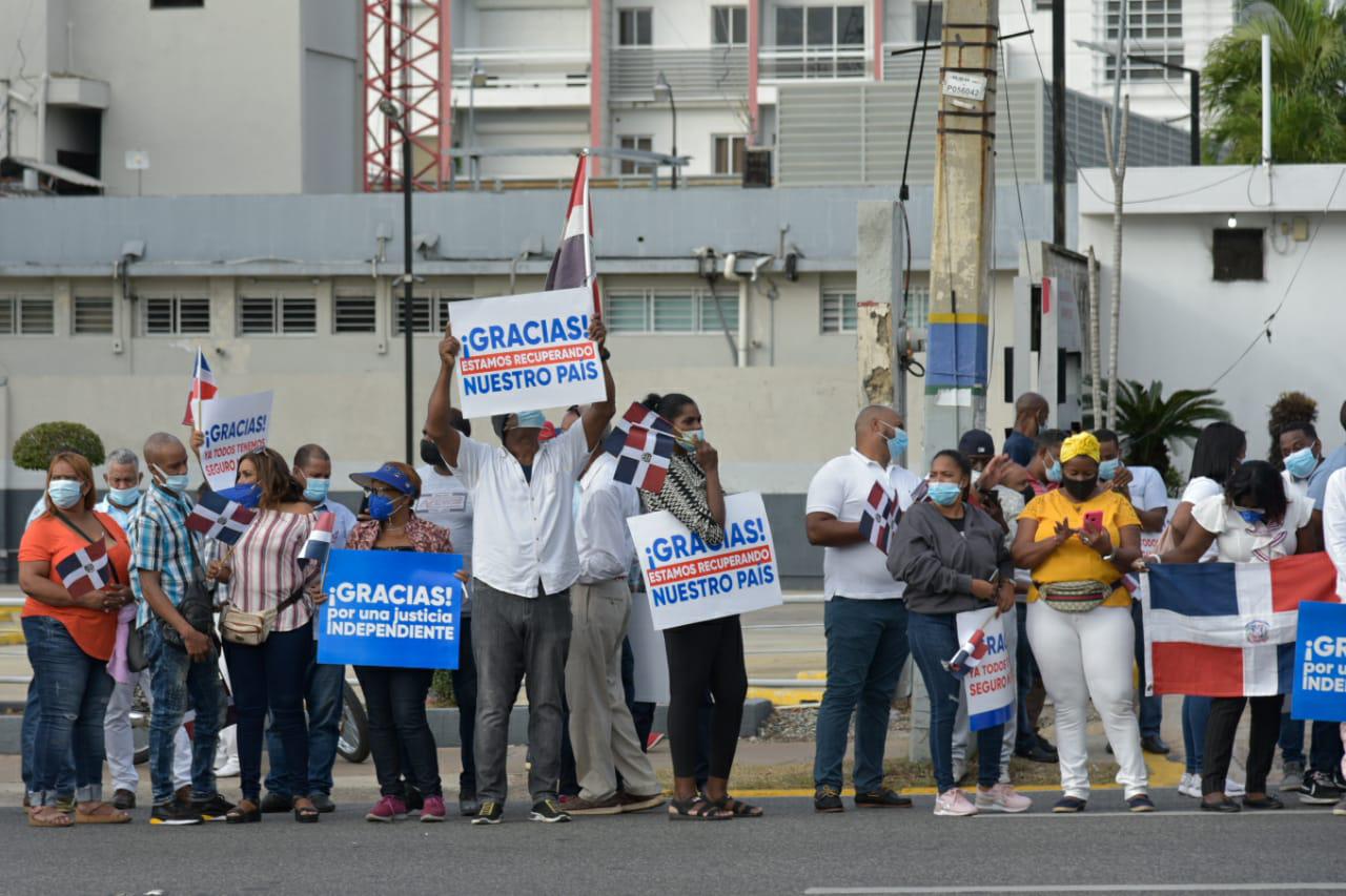 Estamos recuperando nuestro país reza una de las pancartas en manos de los manifestantes que tomaron la calle para mostrar su respaldo al presidente Luis Abinader (Foto: Dania Acevedo)
