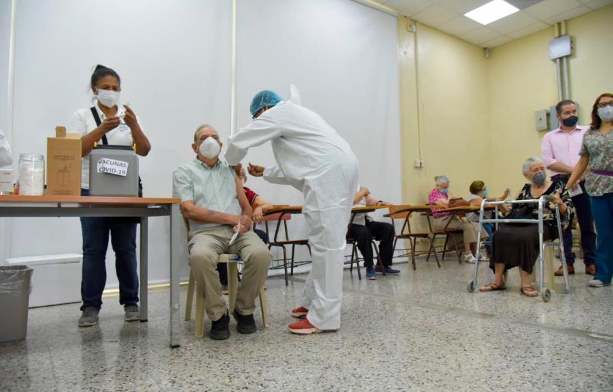 Más de cien mil personas han recibido la primera vacuna en RD