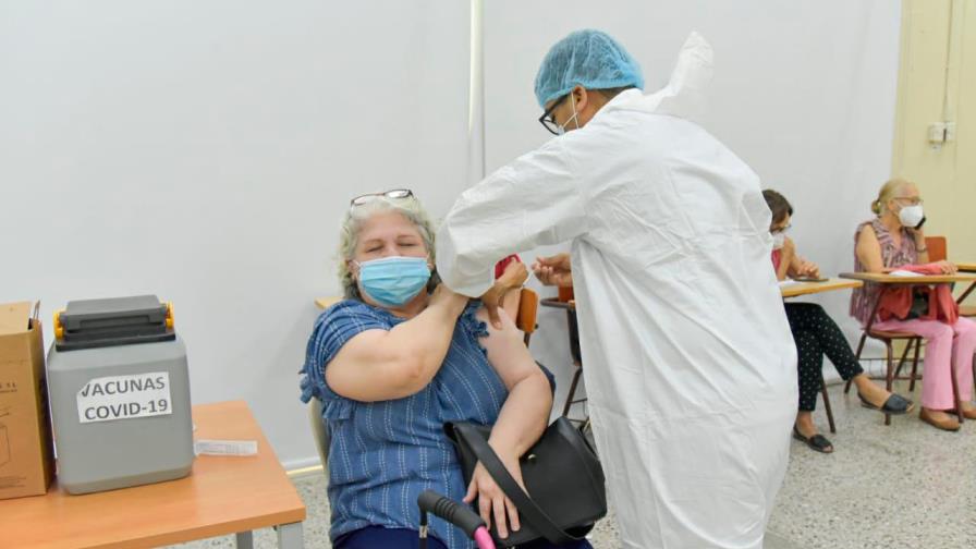 Salud Pública inicia jornada masiva de vacunación contra el COVID-19
Este lunes más de mil personas acudieron a la Universidad Nacional Pedro Henríquez Ureña para recibir la primera dosis de la vacuna contra el COVID-19, tras la instalación de 20 equipos adicionales en otras aulas del centro para la inoculación de los mayores de 70 años con condiciones de salud y los docentes.
Con esta jornada se inició de forma masiva la fase IC del Plan de Vacunación, que está dirigida a las personas mayores de 70 años, a los residentes en hogares de ancianos y a los docentes de inicial y primaria, que la semana pasada escalaron dentro del plan.
De acuerdo a la doctora Luisa de León, del Área VI de Salud, para esta jornada se aplicarán alrededor 1,040 dosis, pero de ser necesario estarían en la capacidad de proporcionar más vacunas.
“Tenemos vacunas suficientes para docentes y envejecientes. Todo el que está aquí tiene su vacuna asegurada”, indicó la doctora.
De León explicó que todas las personas que acudieron a la univers