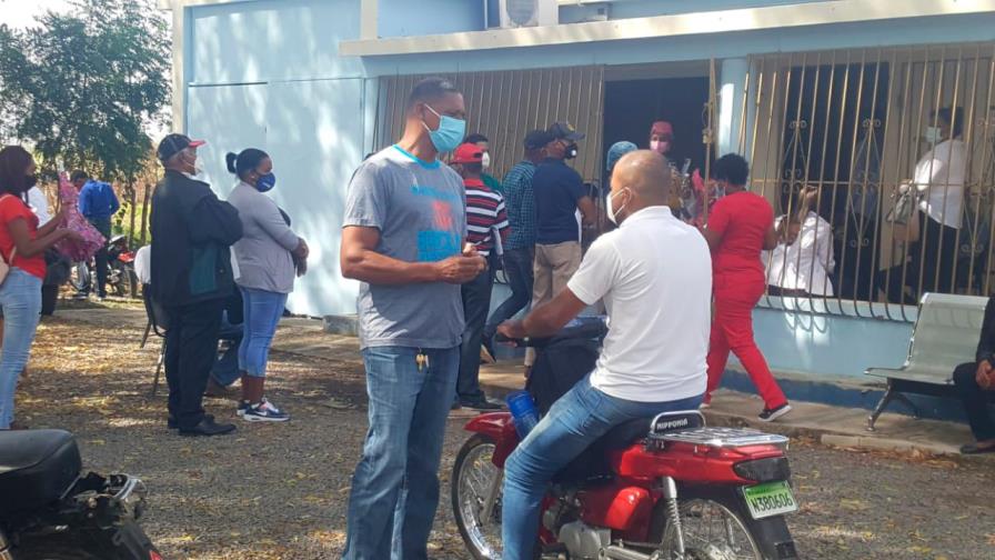 Seibanos acuden a vacunarse en la Provincial de Salud