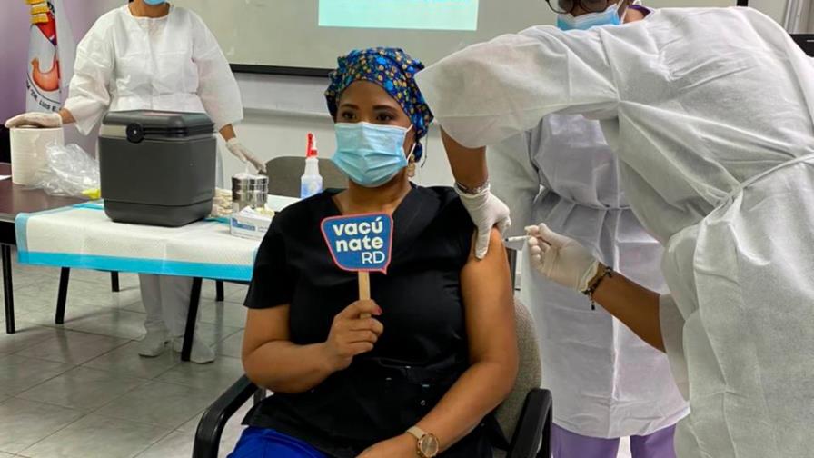 Centro de Gastroenterología inicia jornada de vacunación contra el COVID-19