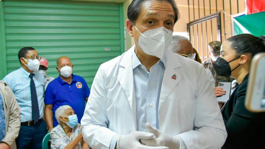 Ministro Salud llama a jóvenes ayudar a los mayores en registro de citas en plataforma VacúnateRD