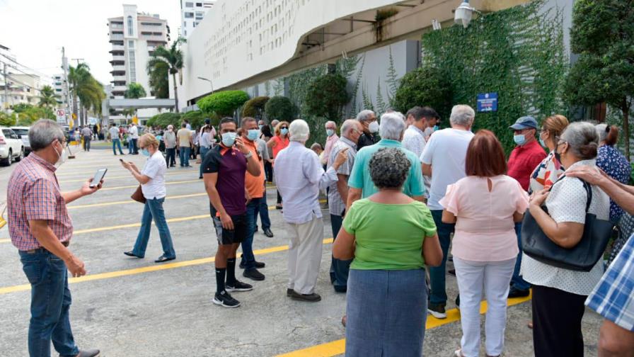 Adultos mayores pasaron hasta cuatro horas haciendo turnos para vacunarse Adultos mayores pasaron hasta cuatro horas haciendo turnos para vacunarse