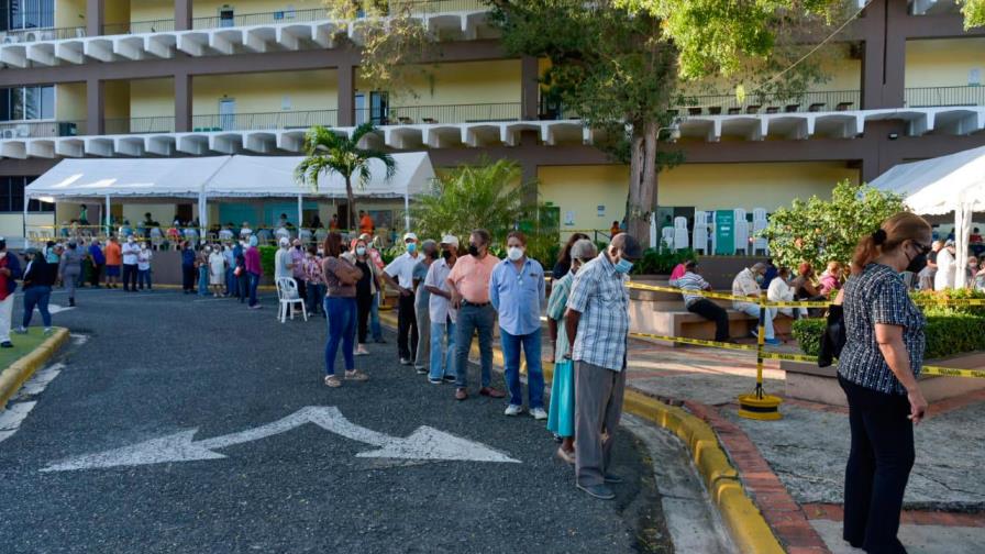 Adultos mayores acuden a vacunarse contra el COVID-19 en ambiente organizado