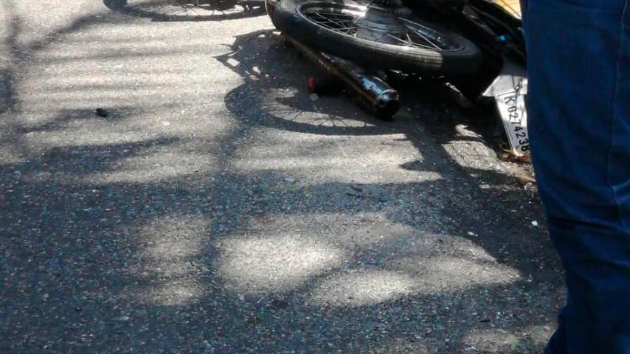 Choque entre vehículo de la escolta de la vicepresidenta y motocicletas deja un muerto y un herido