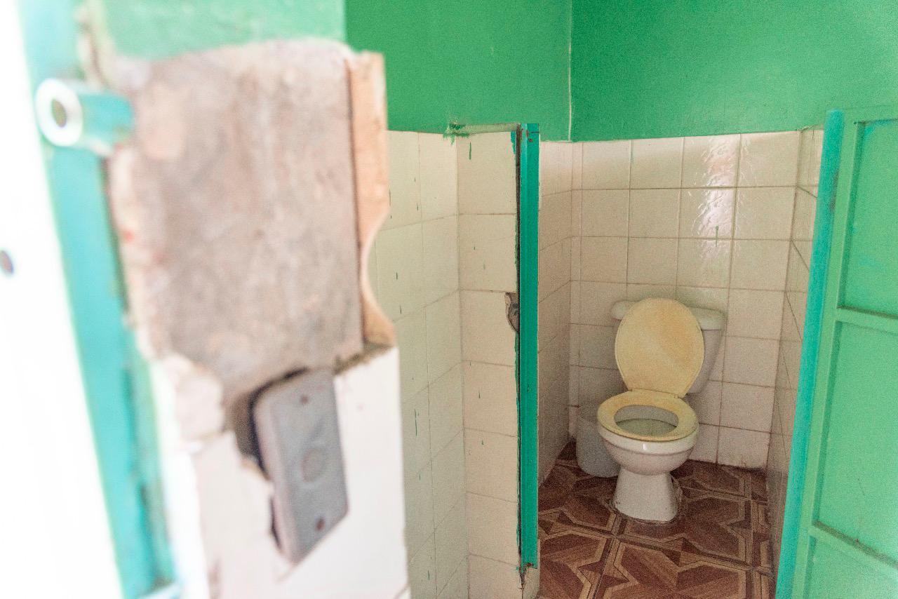 Un baño deteriorado en la Escuela San Rafael, en Los Guandules.