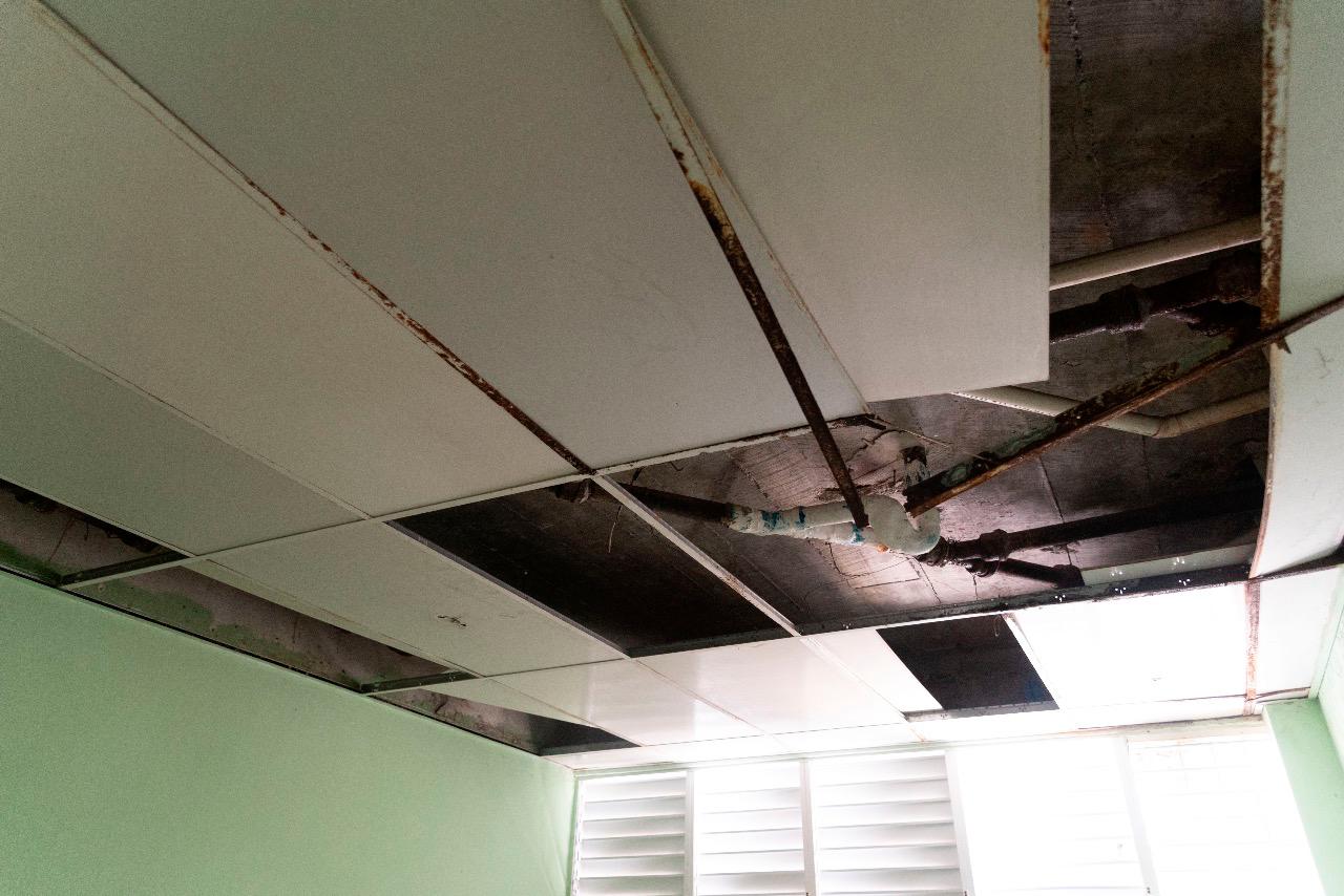 Los plafones en mal estado de los techos de los baños en la Escuela Fidel Ferrer.