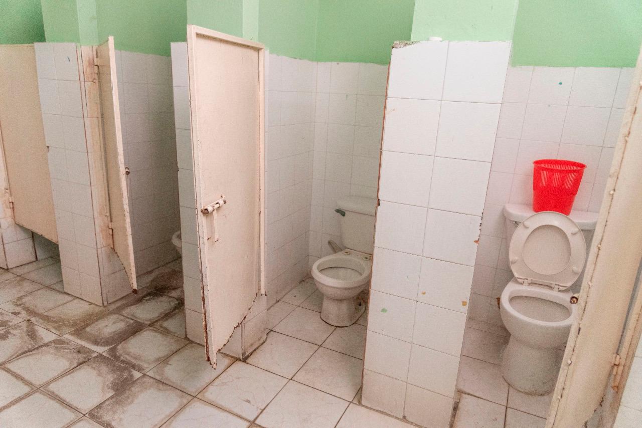 En la Escuela Fidel Ferrer, del ensanche la Fe, los baños se encuentran en precarias condiciones.