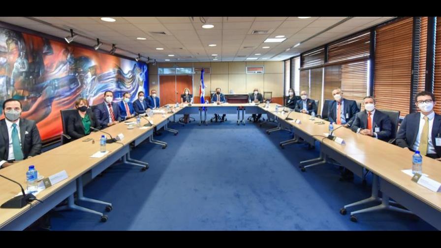 Gobernador del BC y ejecutivos del mercado de valores evalúan comportamiento del sector