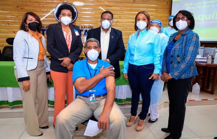 Servicio Regional de Salud Metropolitano instala unidad de vacunación contra el COVID-19