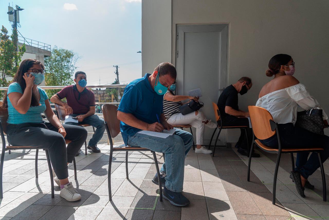 Algunos jóvenes que acompañan a sus abuelos se inocularon este domingo.