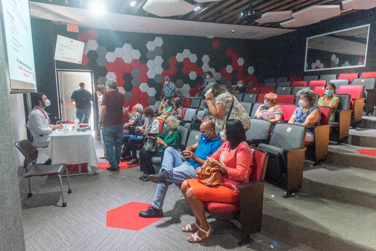 Intec habilitó un área donde los vacunados deben esperar media hora antes de irse a sus casas para supervisar que no presenten ningún enfecto.