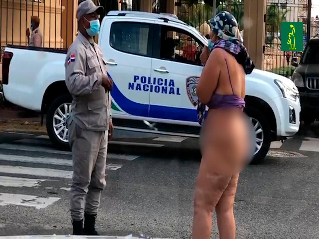 Mujer protesta desnuda frente al Palacio Nacional tras ser cancelada de  Obras Públicas - Diario Libre