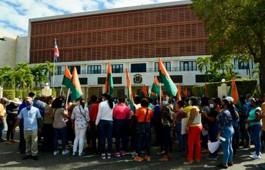 Mujeres se manifiestan frente al Congreso Nacional para que incluyan las tres causales en el Código Penal