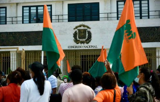 Mujeres se manifiestan frente al Congreso Nacional para que incluyan las tres causales en el Código Penal