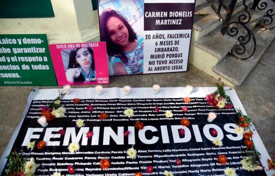 En Santiago, feministas se manifiestan por sus derechos en el Día de la Mujer