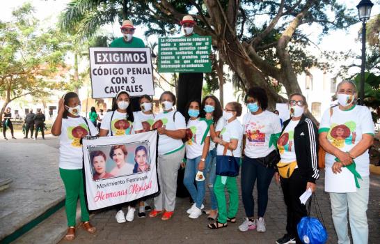 En Santiago, feministas se manifiestan por sus derechos en el Día de la Mujer