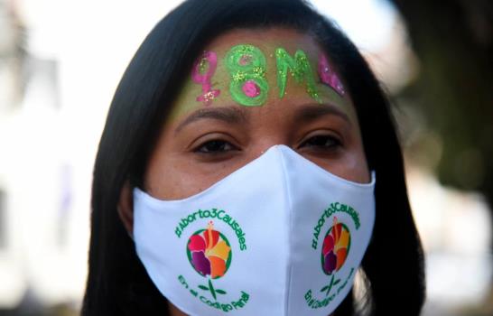 En Santiago, feministas se manifiestan por sus derechos en el Día de la Mujer