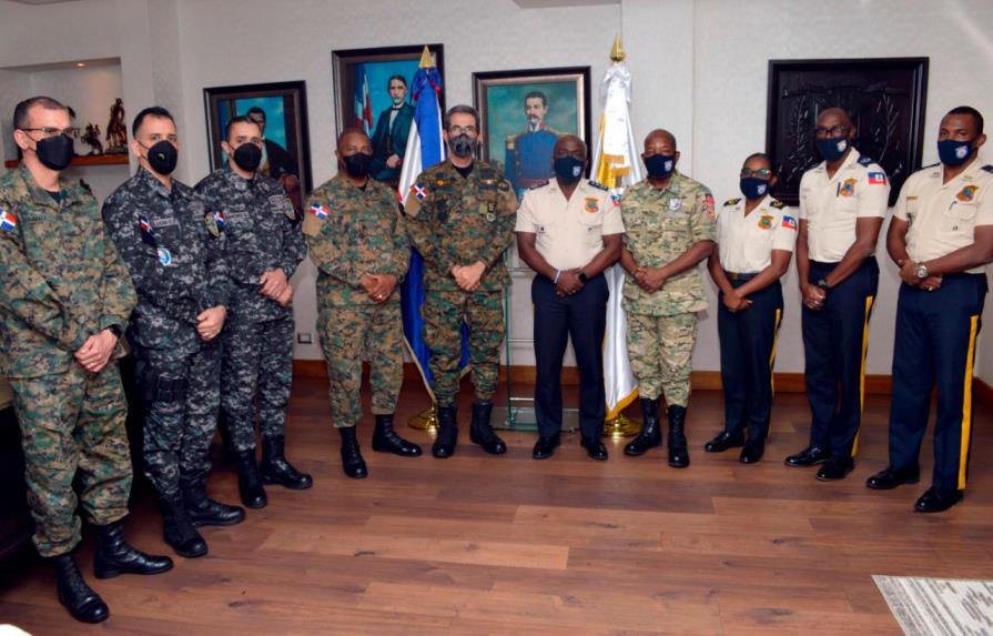 Ministro de Defensa y director de la PN se reúnen con altos mandos de la policía haitiana