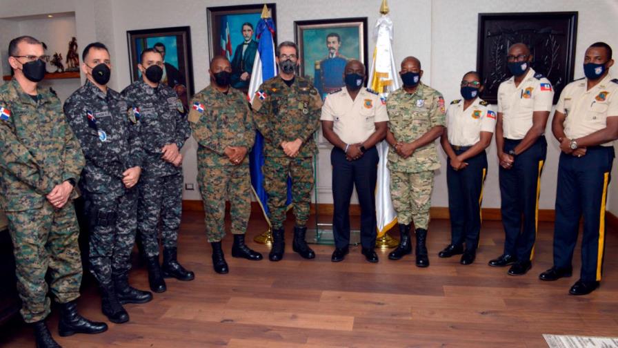 Ministro de Defensa y director de la PN se reúnen con altos mandos de la policía haitiana
