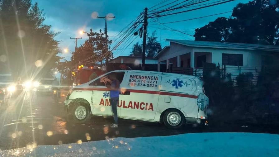 Muere chofer al volcarse ambulancia en medio de emergencia en Jarabacoa 