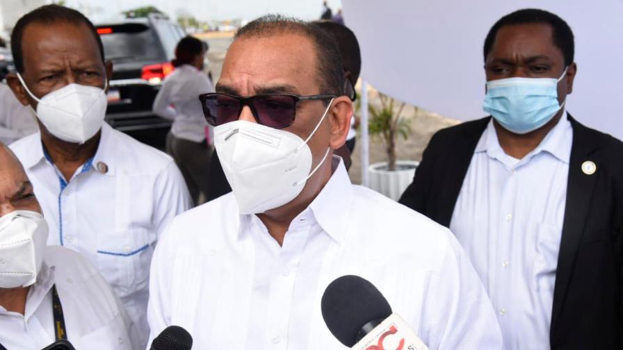 Ministro de Obras Públicas garantiza prestaciones de mujer que se desnudó frente al Palacio Ministro de Obras Públicas garantiza prestaciones de mujer que se desnudó frente al Palacio