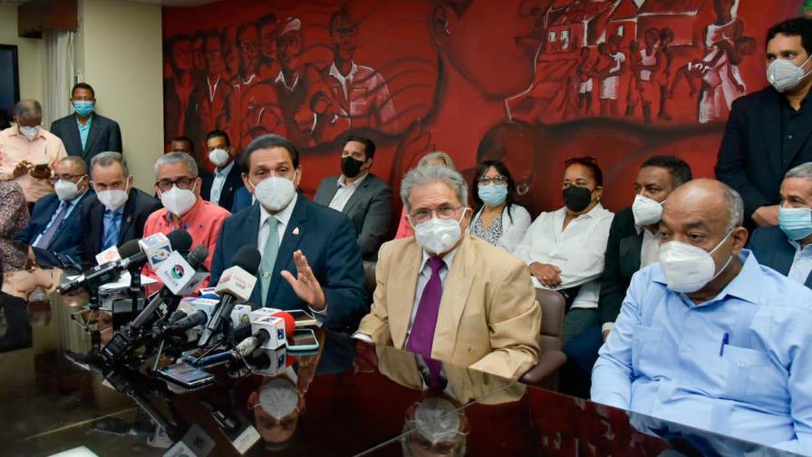 Salud Pública y CMD acuerdan renovación de contratos a médicos que prestan servicios en la red COVID-19