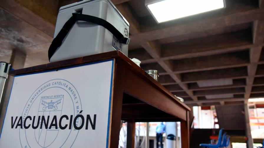 UASD y PUCMM suspenden temporalmente vacunación contra el COVID 