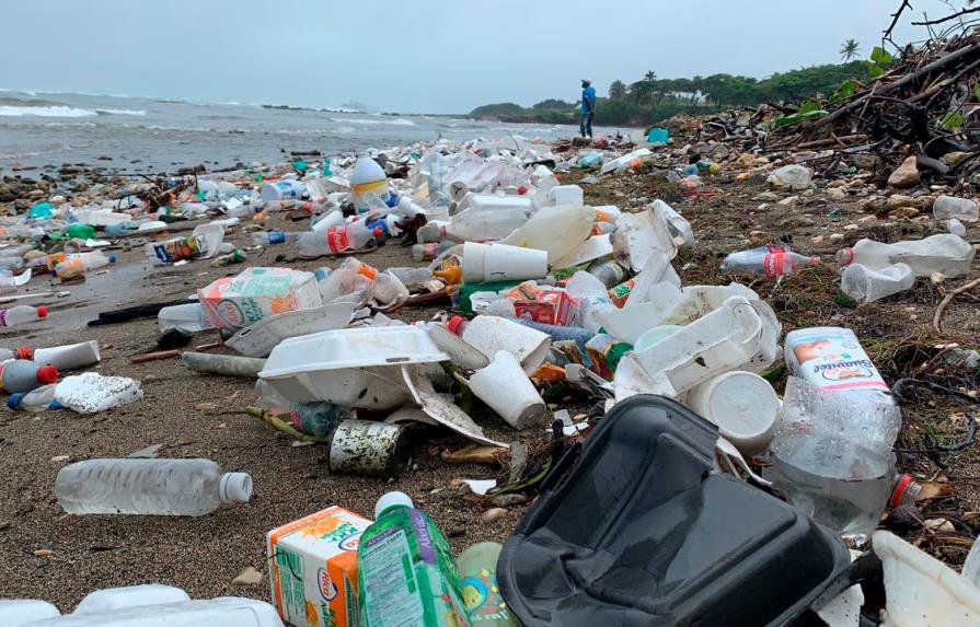 Desechos plásticos “ahogan” playas de Puerto Plata y ríos de Santiago