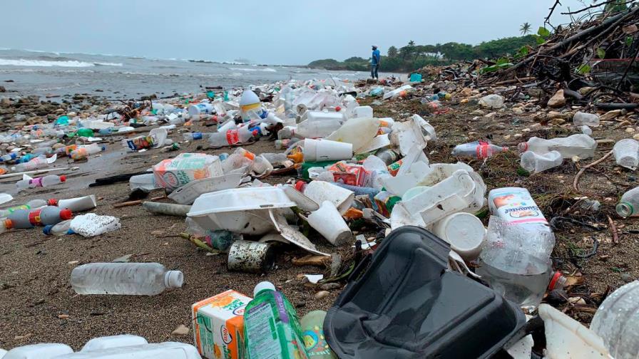 Desechos plásticos “ahogan” playas de Puerto Plata y ríos de Santiago