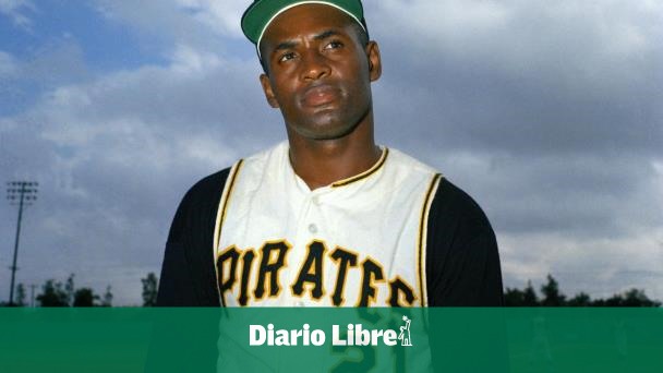 Camisas conmemorativas del hit 3,000 de Clemente a beneficio de