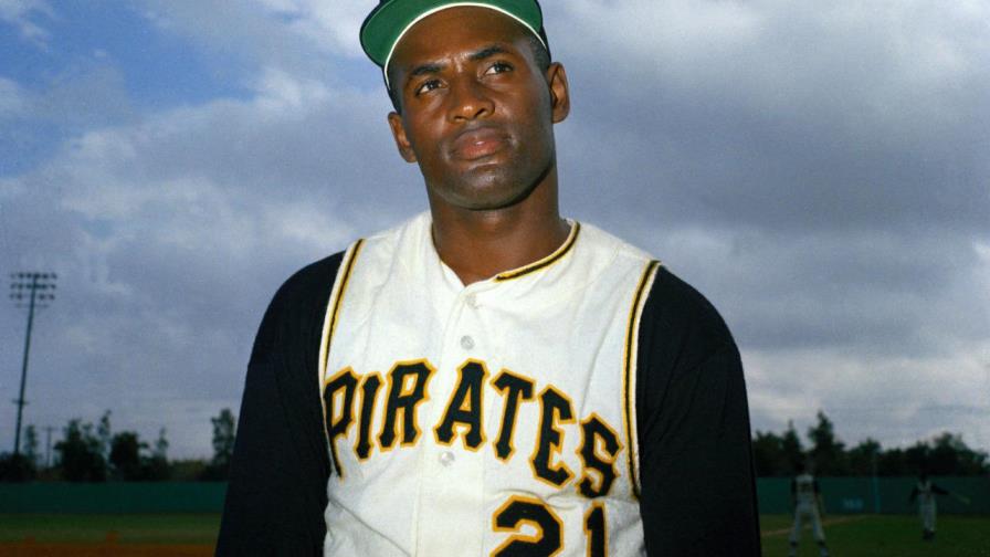 Proponen una matrícula y pegatina por los 50 años del hit 3.000 de Roberto Clemente