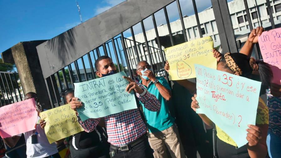 Pasajeros del Corredor Núñez de Cáceres protestan en rechazo al cobro de RD$35.00