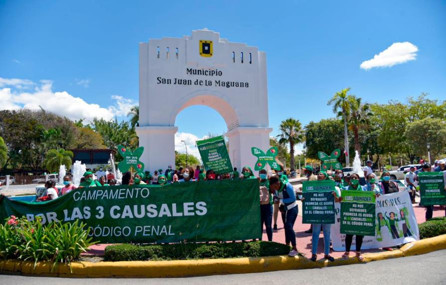 Grupo en favor de las tres causales del aborto protesta ante visita de Abinader a San Juan