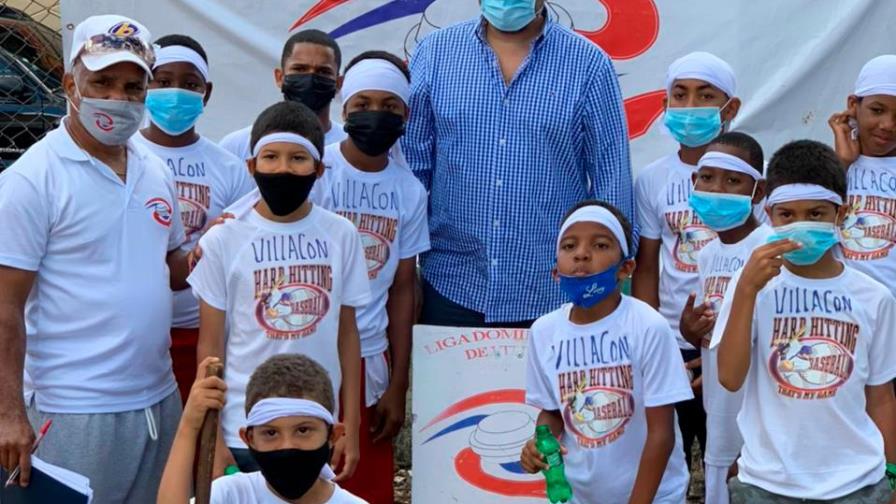 Viceministro apoya torneo de vitilla en Santo Domingo Este